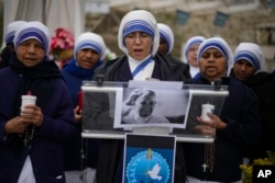 Para biarawati berdoa untuk Paus Fransiskus di depan Poliklinik Agostino Gemelli, di Roma, 9 Maret 2025. (Foto: AP)