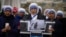 Para biarawati berdoa untuk Paus Fransiskus di depan Poliklinik Agostino Gemelli, di Roma, Italia, 9 Maret 2025.