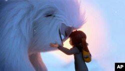 Esta imagen proporcionada por DreamWorks Animation muestra al personaje Everest the Yeti y a Yi, en una escena de "Abominable". (DreamWorks Animation LLC. vía AP)