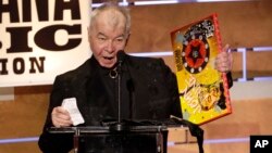 John Prine acepta el premio Álbum del Año en los premios Americana Honors & Awards, el 11 de septiembre de 2019, en Nashville, Tennessee.