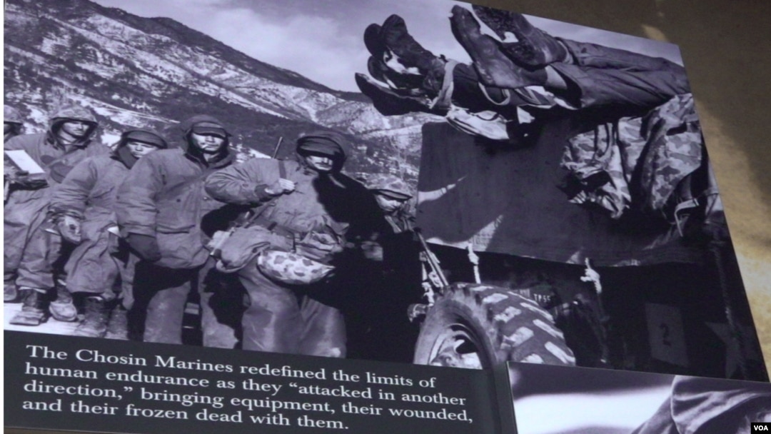 維吉尼亞州美國海軍陸戰隊博物館展出的長津湖戰役的照片。照片下方寫著：長津湖海軍陸戰隊員重新定義了人類耐力的極限: 他們一面“從另一個方向襲擊”，一面帶著他們的設備、傷員以及犧牲戰友的冰凍的遺體。 (美國之音鬱崗2024年10月10日翻拍自海軍陸戰隊博物館)