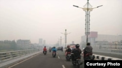 Salah satu sudut kota Pekanbaru yang disesaki asap, Kamis, 13 September 2019 sore. (Foto: Arif RH)