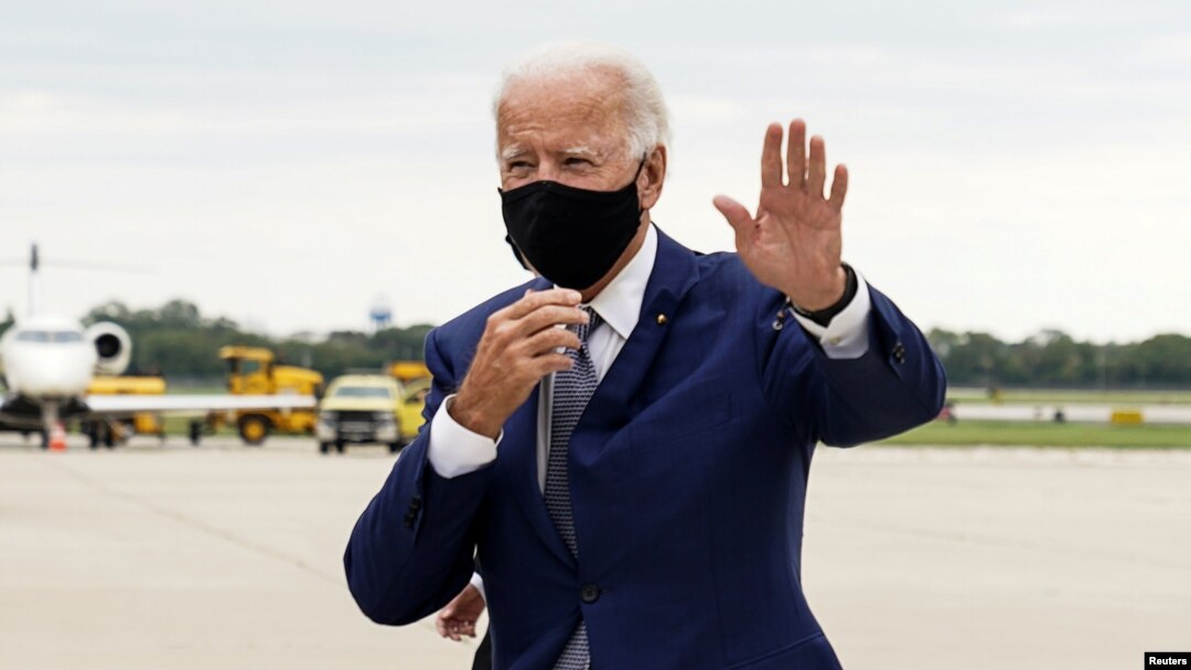 Joe Biden agishika ku kibuga c'indege c'i Milwaukee muri Wisconsin, kw'italiki 03/09/2020.