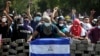 Manifestantes enmascarados protestan con bloqueos de calles en Managua cerca de la Universidad Politécnica de Nicaragua, el sábado, 21 de abril, de 2018.