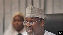 Attahiru Jega,presidente da comissão eleitoral independente da Nigéria confirmando a vitória de Goodluck Jonathan