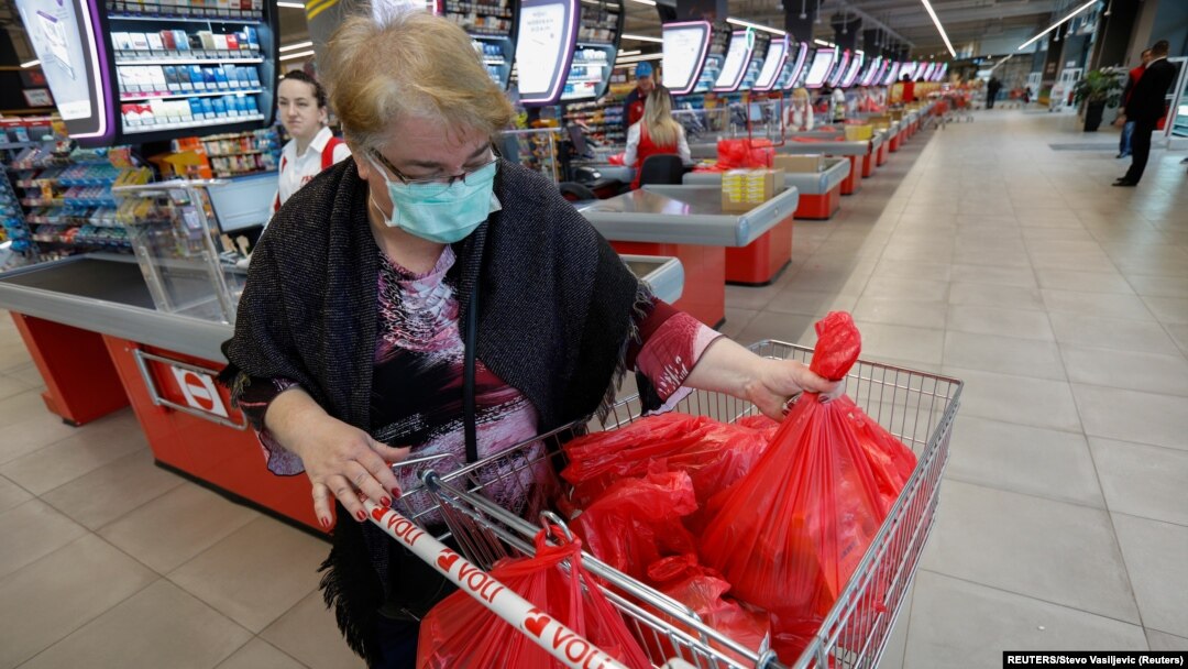 Nabavka u vanrednim okolnostima u podgoričkoj trgovini (Foto: REUTERS/Stevo Vasiljevic)