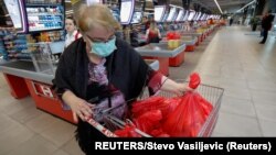 Nabavka u vanrednim okolnostima u podgoričkoj trgovini (Foto: REUTERS/Stevo Vasiljevic)