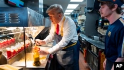 El expresidente y candidato republicano Donald Trump usa una freidora en un restaurante de la cadena McDonald's en Feasterville-Trevose, Pensilvania, el 20 de octubre de 2024. (ARCHIVO: AP)