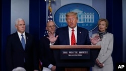 도널드 트럼프 미국 대통령이 19일 백악관에서 신종 코로나바이러스 대응 기자회견을 했다.