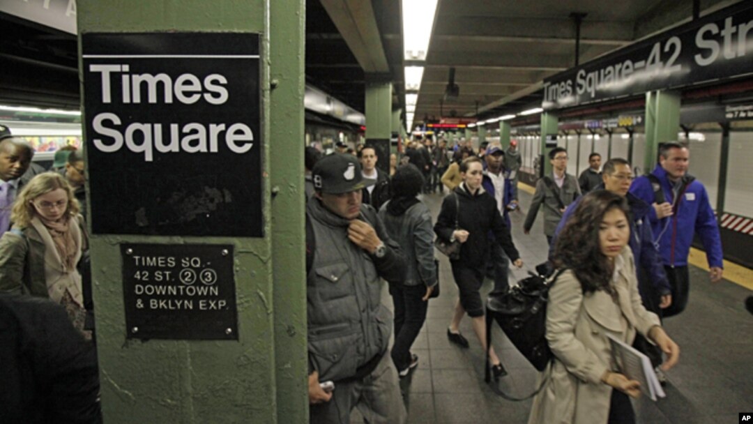 Beberapa jalur kereta bawah tanah (subway) di kota New York kembali beroperasi pasca badai Sandy hari Kamis (1/11).