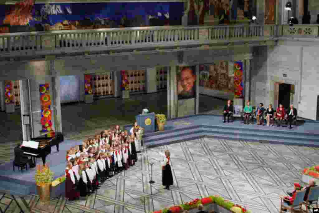 挪威国家歌剧与芭蕾舞剧团少儿合唱团演唱挪威民歌。狱中的刘晓波亲自要求由象征未来的儿童在典礼上演唱歌曲