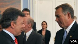 El presidente colombiano, Juan Manuel Santos, saluda al líder de la cámara baja estadounidense John Boehner durante su visita el país.