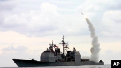 资料照：2003年3月23日，一枚战斧对地攻击导弹(TLAM)从圣乔治角号导弹巡洋舰(CG 71)上发射，在地中海执行任务。（美联社）