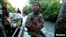 Pengungsi Rohingya tiba di Sungai Naf, bagian wilayah Bangladesh, setelah menyeberangi perbatasan dari Myanmar, di Palang Khali, Bangladesh, 16 Oktober 2017. 