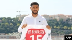 Youssef Ait-Bennasser pose avec le maillot de l'AS Monaco, Monaco, le 20 aout 2018