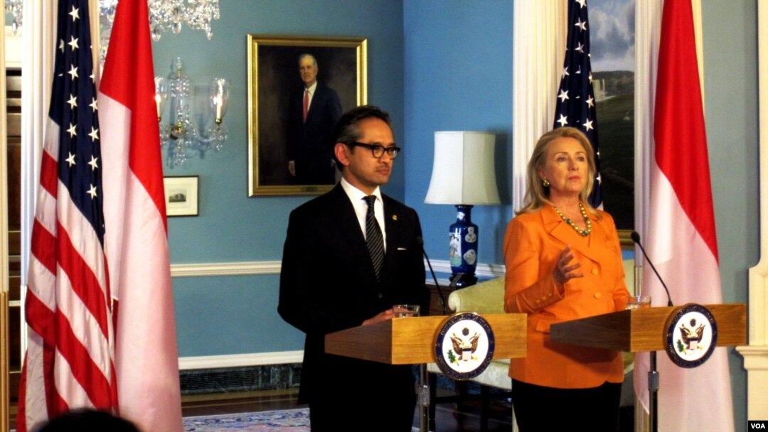 Menteri Luar Negeri AS Hillary Clinton dalam jumpa pers dengan Menteri Luar Negeri Marty Natalegawa di Washington, DC. (VOA)