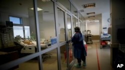 Una mujer observa a un familiar en la unidad de cuidados intensivos de un hospital en Buenos Aires, el martes 15 de septiembre de 2020.