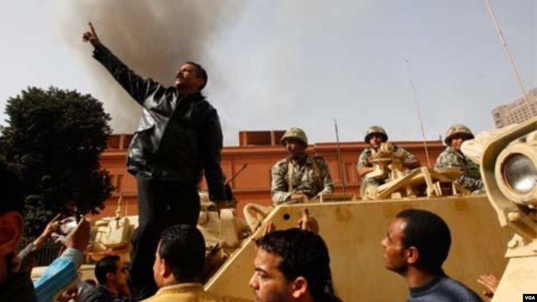 Al promediar la mañana en El Cairo, los manifestantes ya se estaban reuniendo bajo la vigilancia del ejército que se comprometió a no usar la fuerza.