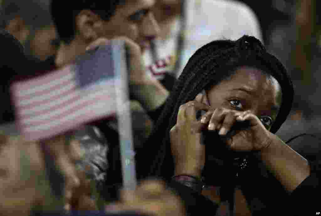 Une femme pleure alors que les résultats des élections sont donnés lors d&#39;un meeting de la candidate démocrate Hillary Clinton, qui a perdu l&#39;élection présidentielle, New York, le 8 novembre 2016.