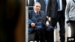  Le président algérien Abdelaziz Bouteflika arrive à un bureau de vote à Alger le 23 novembre 2017.