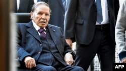 Le président algérien Abdelaziz Bouteflika arrive à un bureau de vote à Alger le 23 novembre 2017.