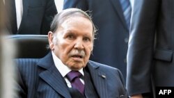 Abdelaziz Bouteflika arrive à un bureau de vote à Alger le 23 novembre 201.