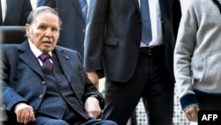 Le président algérien Abdelaziz Bouteflika arrive à un bureau de vote à Alger le 23 novembre 201.