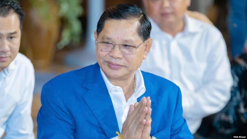 សមត្ថ​កិច្ច​បាន​ឡោម​ព័ទ្ធ​ផ្ទះ​របស់​លោក​ លី សាម៉េត ​ក្នុង​ខណ្ឌ​ឫស្សី​កែវ ​រាជធានី​ភ្នំពេញ ​កាល​ពី​យប់​ថ្ងៃ​ចន្ទ​ ក្រោយ​លោក ​ហ៊ុន សែន​ ប្រធាន​ព្រឹទ្ធ​សភា​ ទម្លាយ​រឿង​បោក​ប្រាស់​លុយ​គេ​រាប់​សិប​ម៉ឺន​ដុល្លារ​អាមេរិក។ (Facebook / Ly Samed CPP) 
