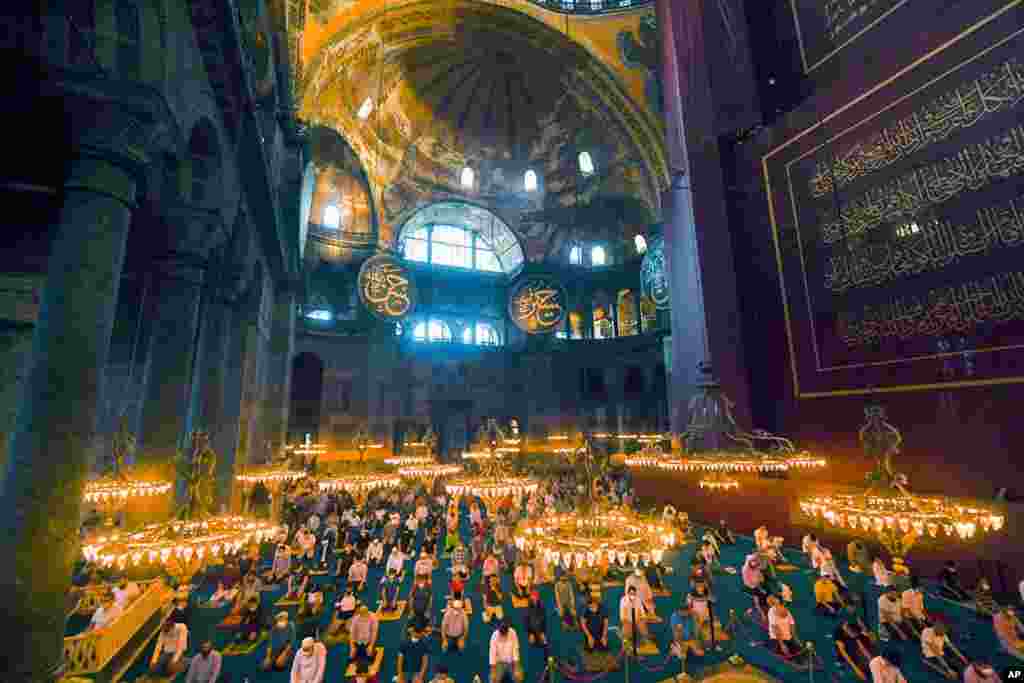 بعد از تبدیل ایاصوفیه از موزه به مسجد،‌ هزاران نفر نیایش عید قربان را در آن برگزار کردند. 