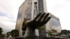 La escultura de una mano sosteniendo un pozo petrolero se exhibe al frente de una sede de la estatal PDVSA, en Caracas, el 21 de marzo de 2023.