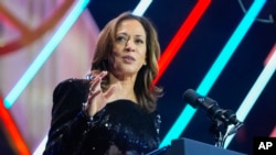 FILE - Calon presiden dari Partai Demokrat, Wakil Presiden Kamala Harris, memberikan pidato di acara Makan Malam Penghargaan Phoenix yang diselenggarakan Congressional Black Caucus Foundation di Washington, 14 September 2024. (Mark Schiefelbein/AP)