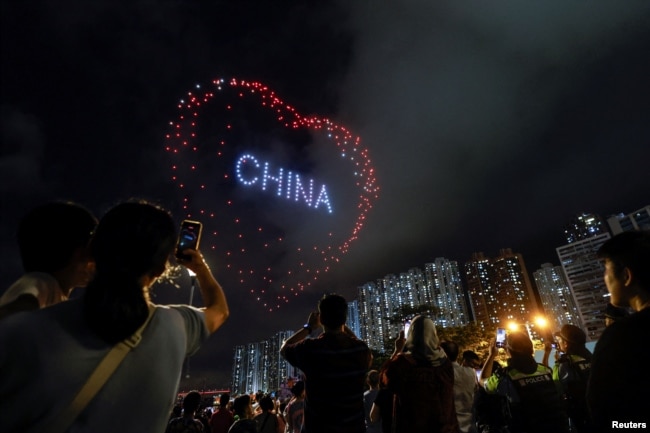 资料照：中国香港为纪念主权移交中国27周年举行的无人机表演中，无人机在天空中形成了一个心形图案。（2024年7月1日）