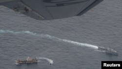 Barcos de la Armada de Ecuador rodean lanchas de pesca ilegal cerca de las Islas Galápagos, en agosto del 2020.