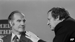 Frank Mankiewicz bersama George McGovern dalam acara "Meet the Press" yang disiarkan di stasiun NBC tanngal 29 Oktober 1972 (Foto: dok).