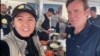 La trabajadora humanitaria australiana de World Central Kitchen, Lalzawmi "Zomi" Frankcom, fue una de las personas que murieron en ataque aéreo israelí. Se la ve en lo que se dice que es una cocina de WCK, en un lugar dado como Deir Al-Balah, captada el 25 de marzo de 2024.