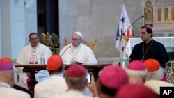 El papa Francisco habla a obispos flanqueado por el arzobispo de Panamá José Domingo Ulloa (izquierda) y el arzobizpo de San Salvador José Luis Escobar Alas, en la iglesia San Francisco de Asis en Ciudad de Panamá el jueves, 24 de enero de 2019.