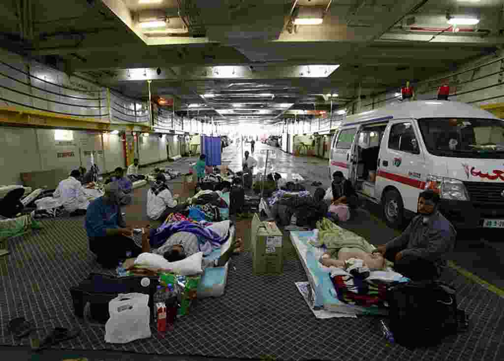 En Libia, lesionados civiles a bordo de un buque durante una operación de evacuación de Misrata, organizado por la OIM (Organización Internacional para las Migraciones), 23 de abril de 2011.