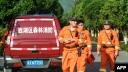 Tim SAR melakukan pencarian macan tutul yang melarikan diri dari taman safari di Hangzhou, provinsi Zhejiang timur China, 9 Mei 2021. (Foto: STR / AFP)