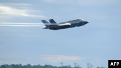 资料照：2016年9月16日，美国空军提供的照片显示美国海军陆战队F-35闪电II在佛罗里达州廷德尔空军基地起飞。