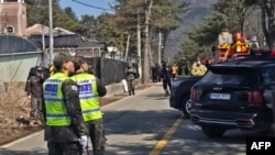 Tentara Korea Selatan berjaga di dekat lokasi kecelakaan bom di luar tempat latihan tembak militer di Pocheon, Kamis, 6 Maret 2025. (foto: Yonhap/AFP)