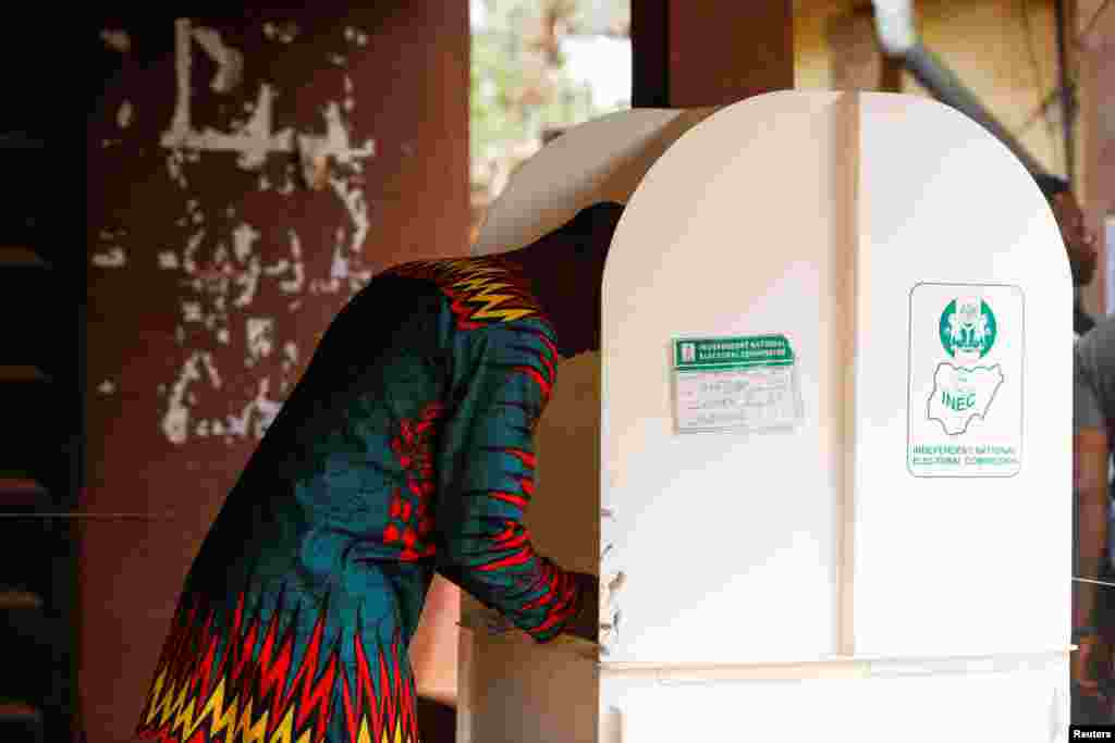 A man casts his vote at a polling unit, during Nigeria&#39;s Presidential election in Agulu, Anambra state, Nigeria February 25, 2023.