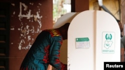 A man casts his vote at a polling unit, during Nigeria&#39;s Presidential election in Agulu, Anambra state, Nigeria February 25, 2023.