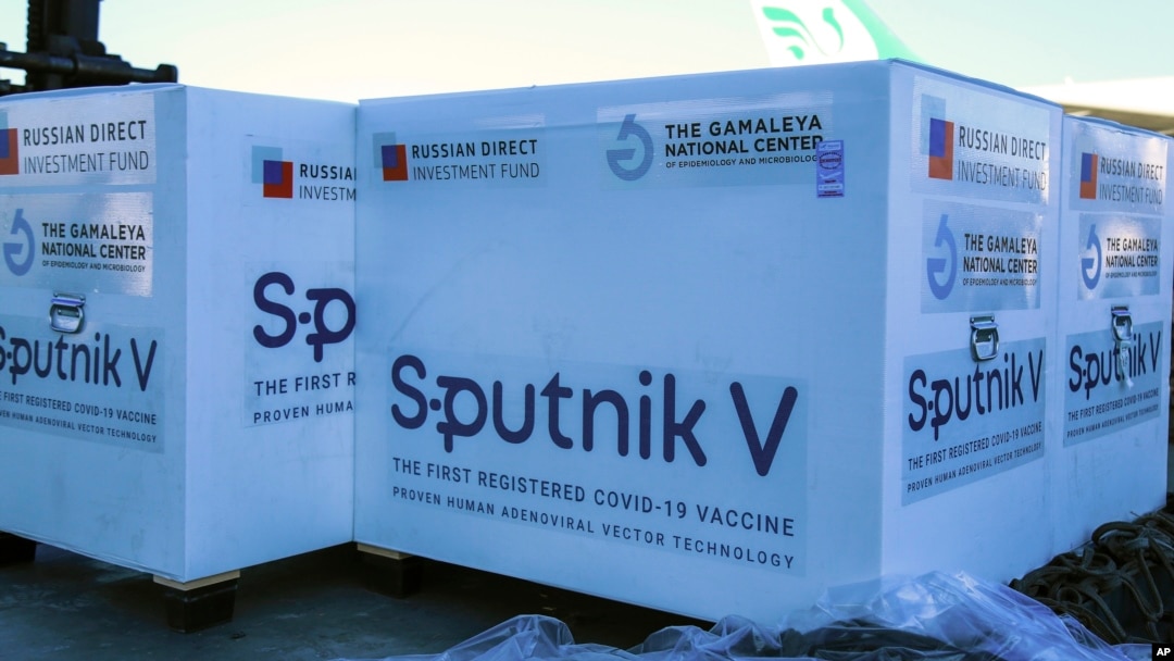 ARHIVA - Pakovanje ruske vacine protiv koronavirusa Sputnjik V (Foto: AP/Saeed Kaari/IKAC)