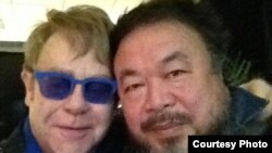 英国歌坛巨星艾尔顿.约翰与中国异议艺术家艾未未(艾未未推特图片)
