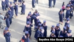 Dans la Dakar Arena, des centaines d’étudiants de l’UCAO reçoivent leurs parchemins, le 18 décembre 2019. (VOA/Seydina Aba Gueye)