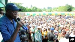 Incumbent Governor Adams Oshiomohole (L) speaks during a political rally at Emu in Edo State, June 13, 2012. 