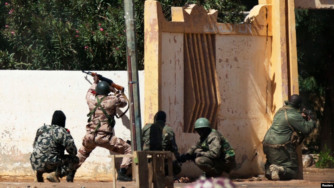 Tentara Mali menembaki militan Islamis di kantor walikota di Gao, Mali (21/2). (Foto: Reuters)