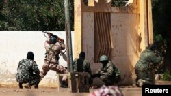 Tentara Mali bertempur melawan pemberontak Islamis di Gao, Mali (Foto: dok). Sedikitnya enam orang dilaporakan tewas dalam pertempuran hari kedua di wilayah ini, Minggu (24/3).