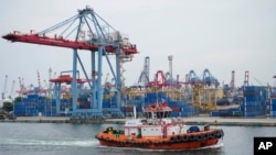 Sebuah kapal berlayar melewati Terminal Kontainer Internasional Jakarta di Pelabuhan Tanjung Priok di Jakarta, 15 Januari 2025. (Tatan Syuflana/AP)