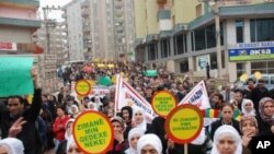 Jinên Kurd di xwepêşandanekê de daxwaza mafên zimanê zikmakî dikin